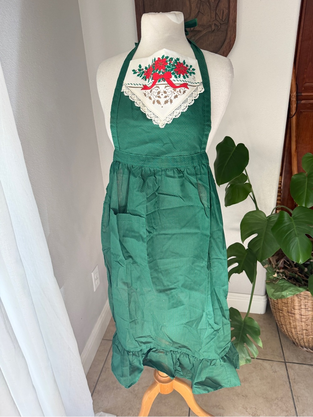 Vintage Christmas Poinsettia Holly Green Apron Lace Trim Cottagecore Holiday